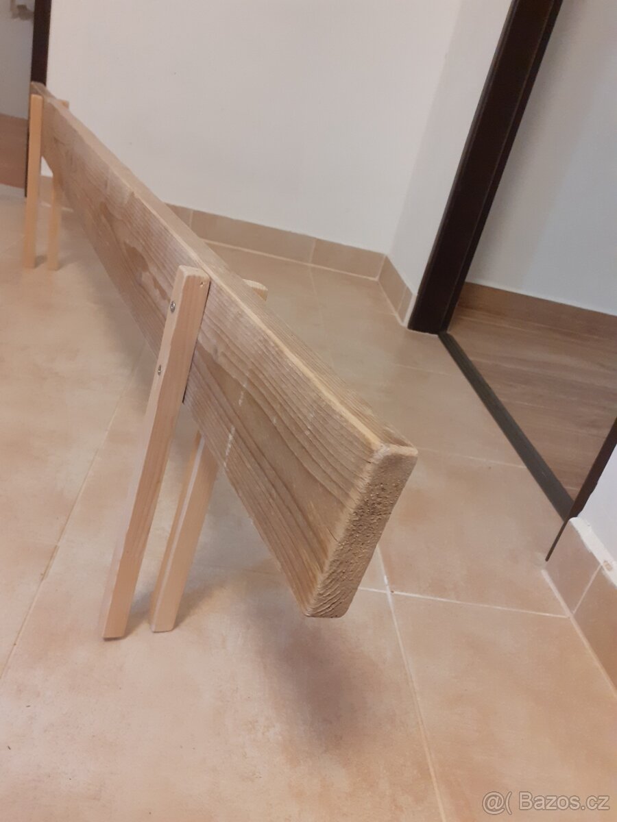 Zábrana k posteli