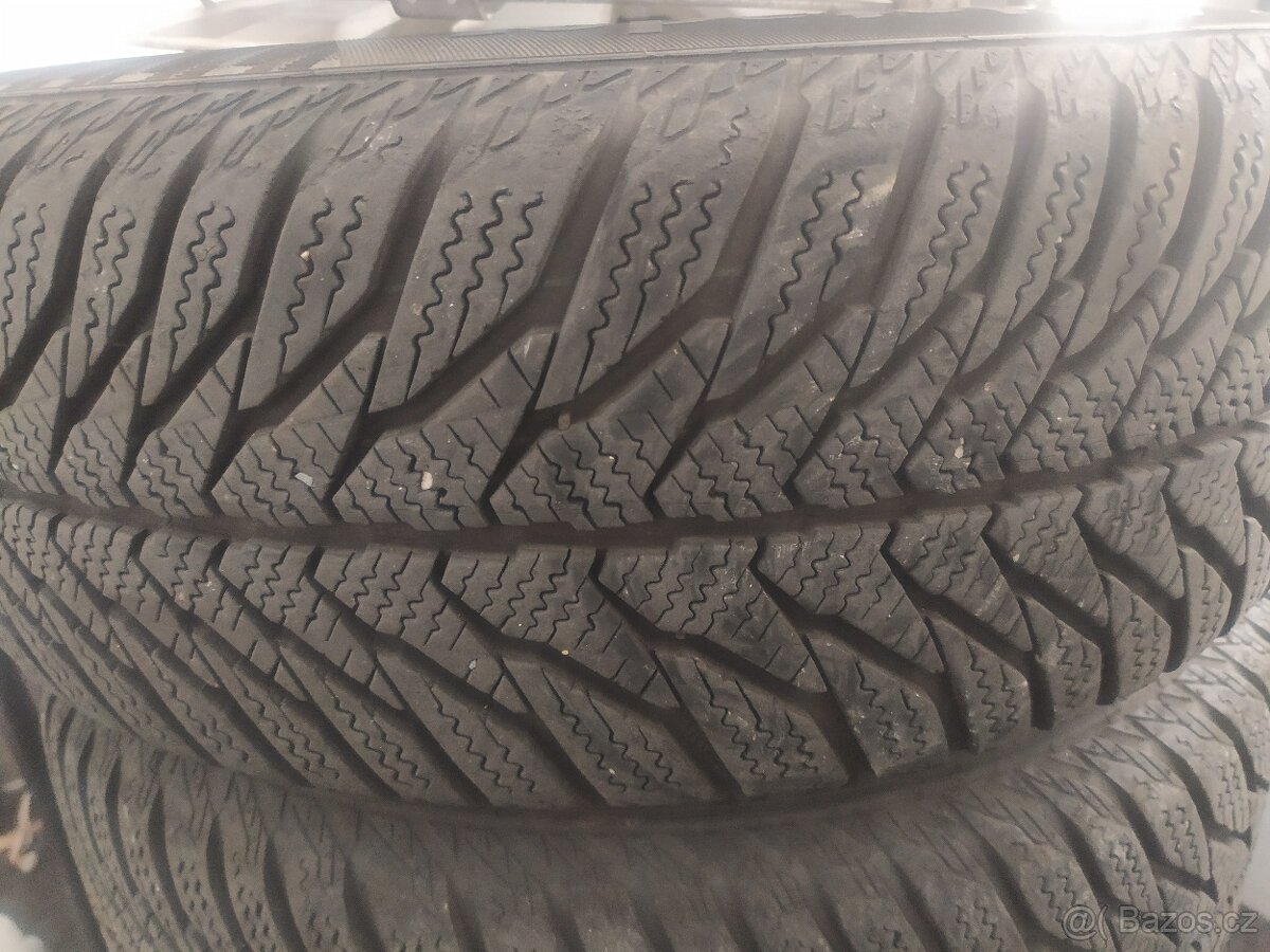 Zimní pneu 175/65 R13 na discích s poklicemi
