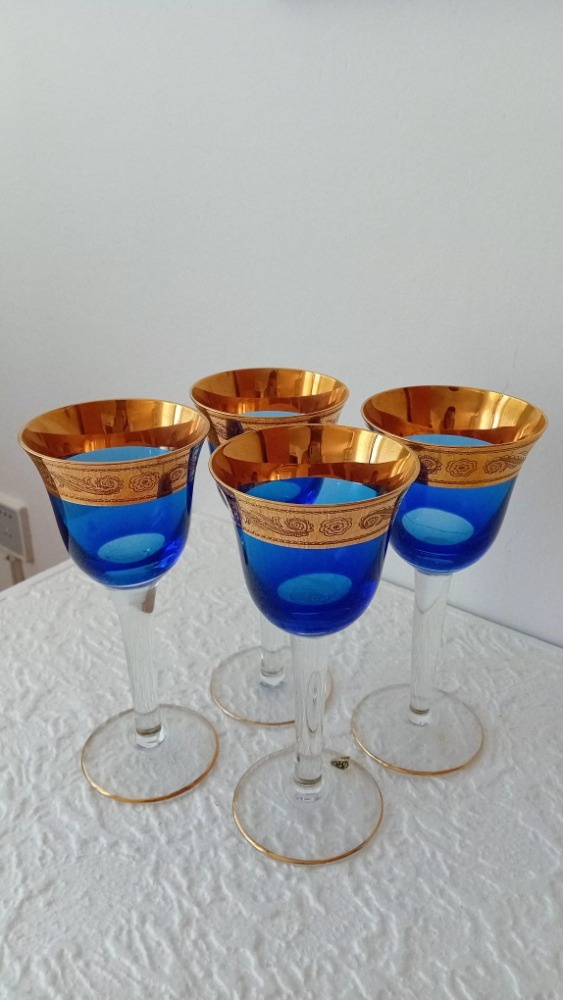 Elegantní sklenice na víno – modré se zlatým okrajem (4 ks)