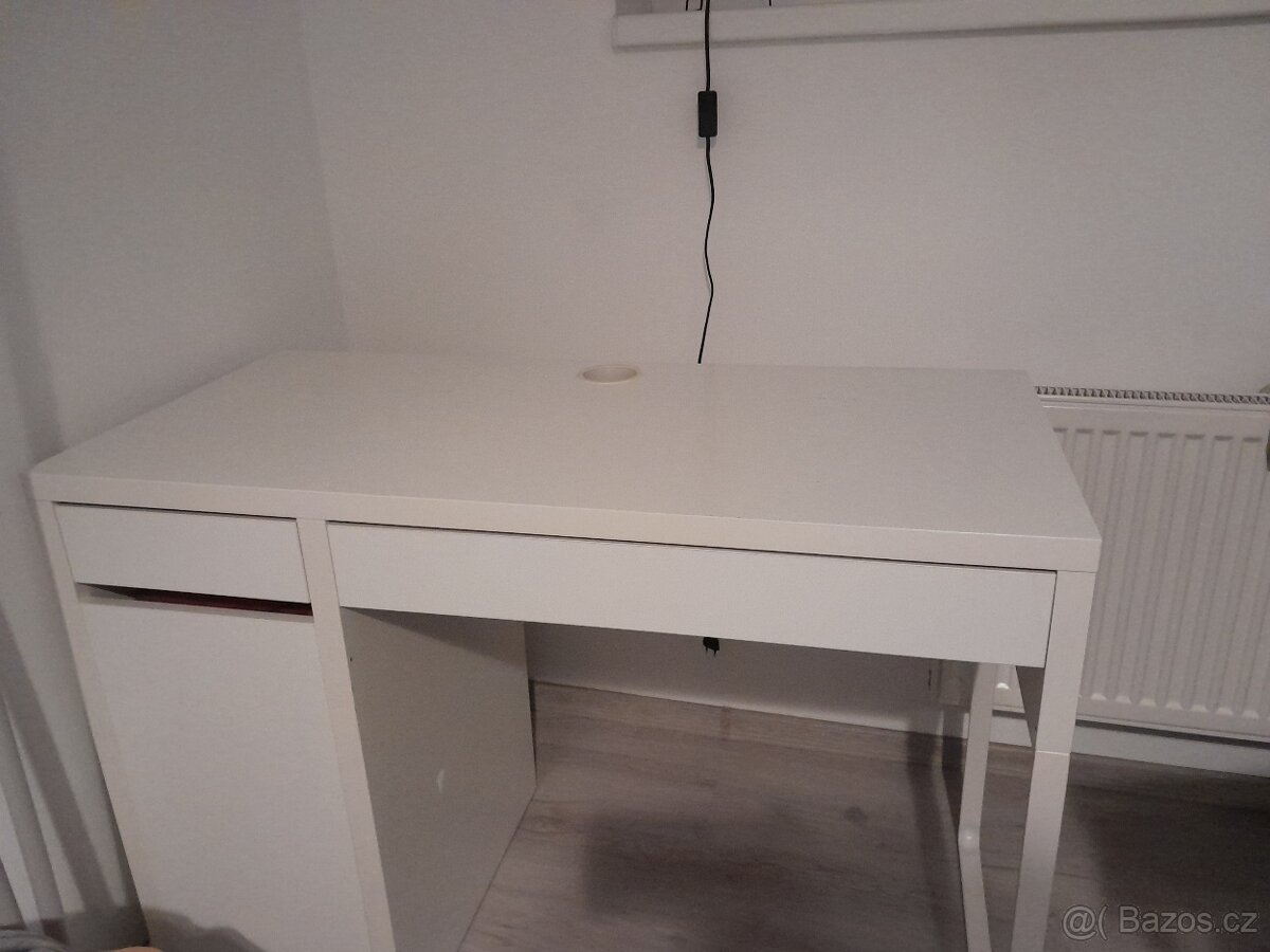 Psací stůl MICKE