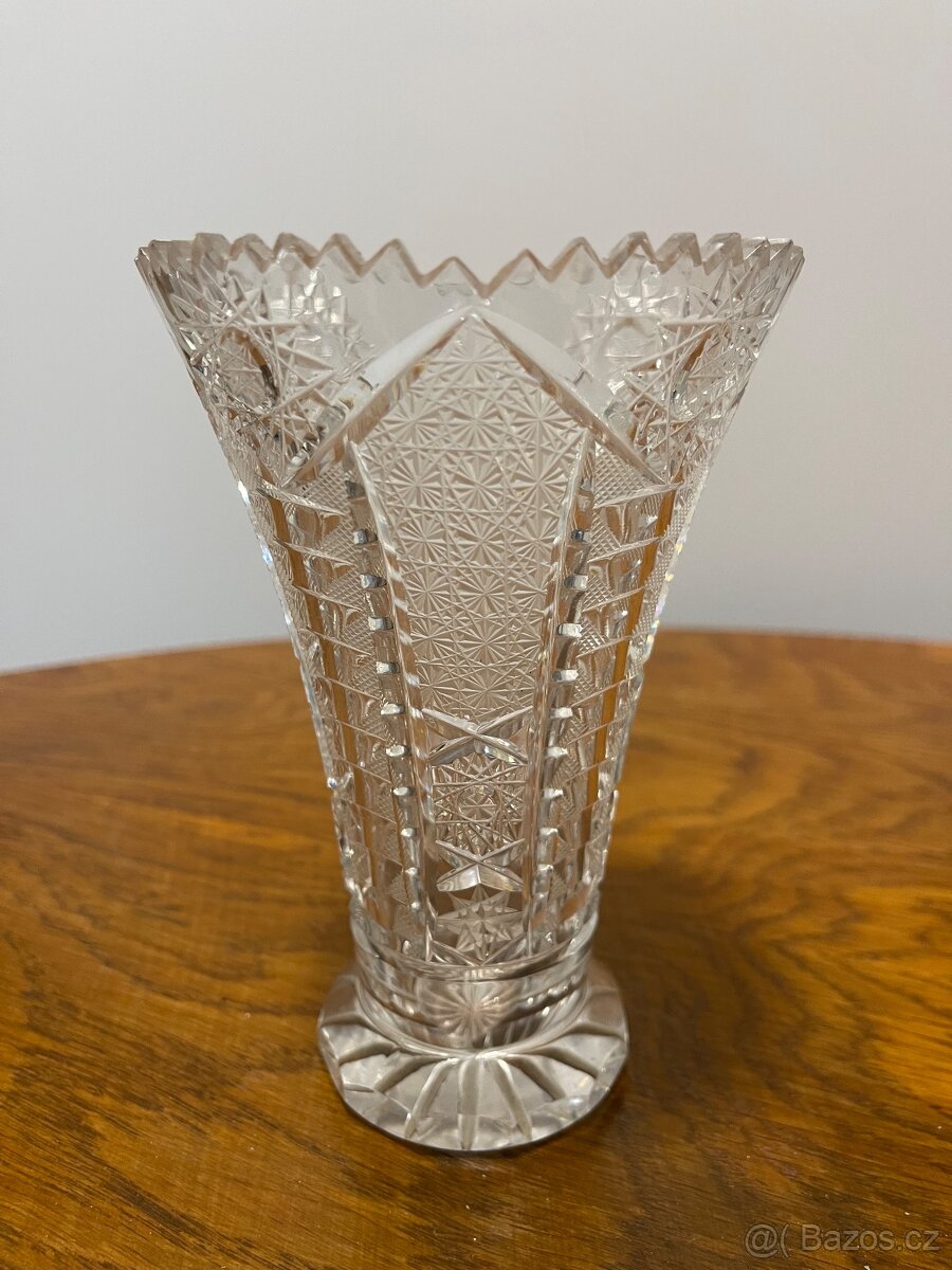 Broušená skleněná vázička