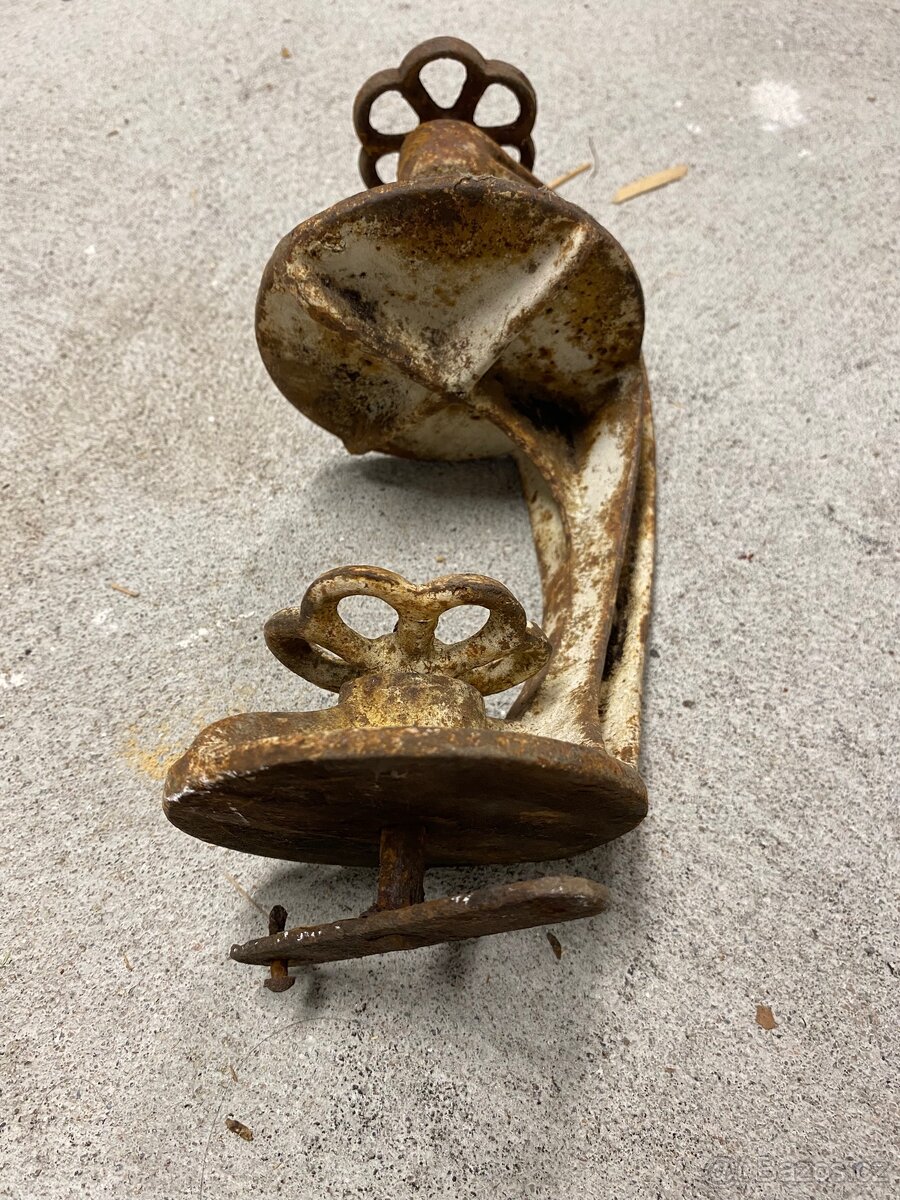 Starožitná nahřívací žehlička rukávník vařič