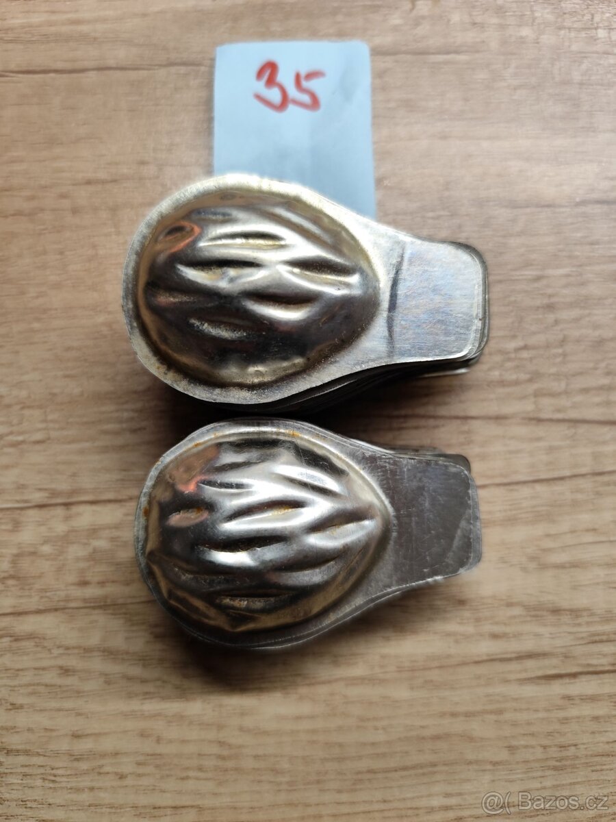 Prodám 35 ks vánočních formiček vyklápěcí ořech