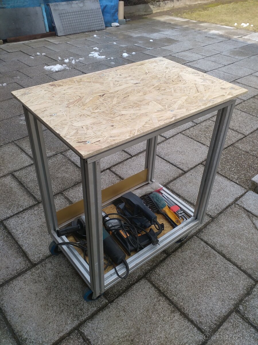 Pracovní pojízdný stůl