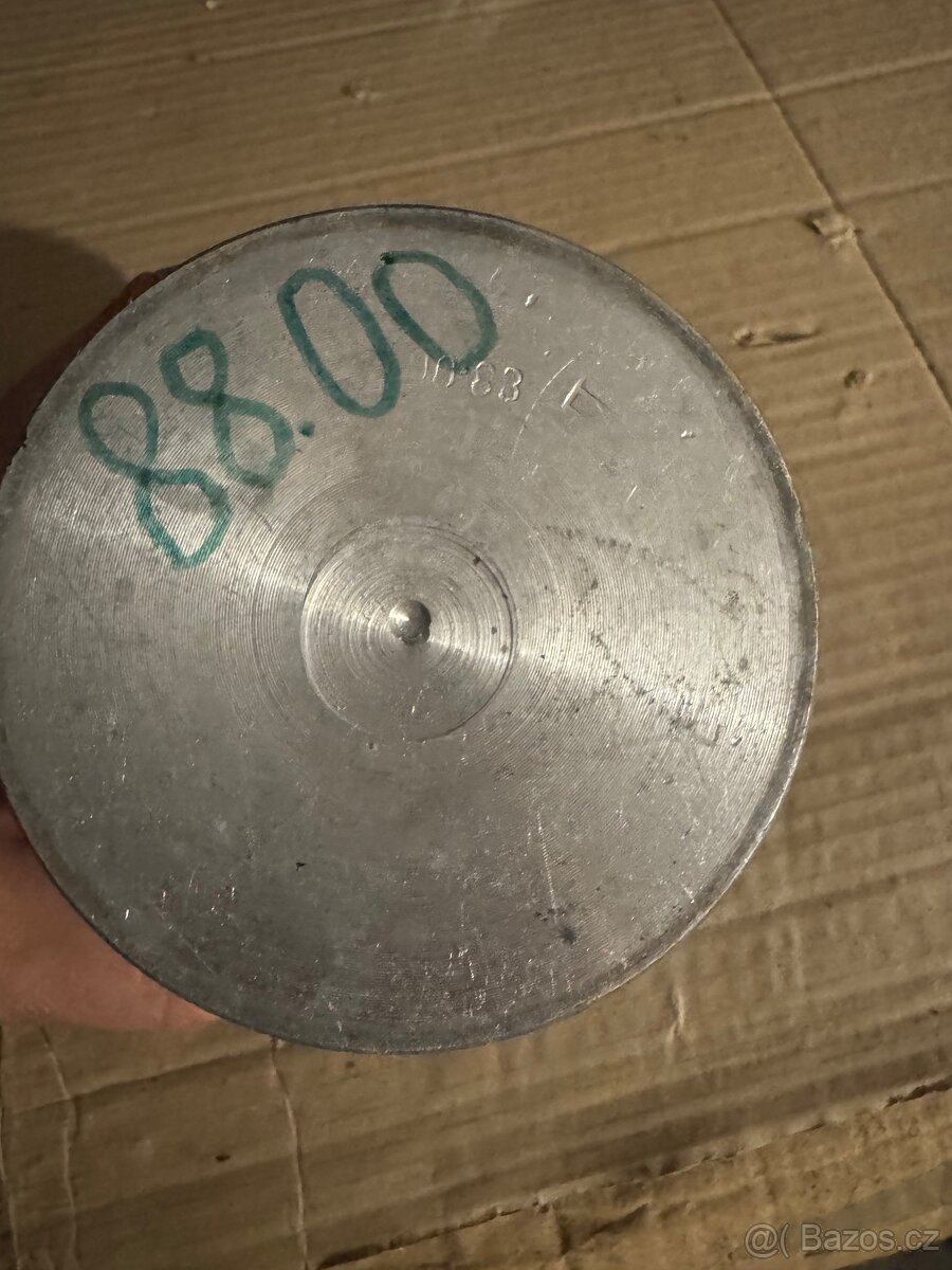 píst Gaz 69 novy motor 2.4 L