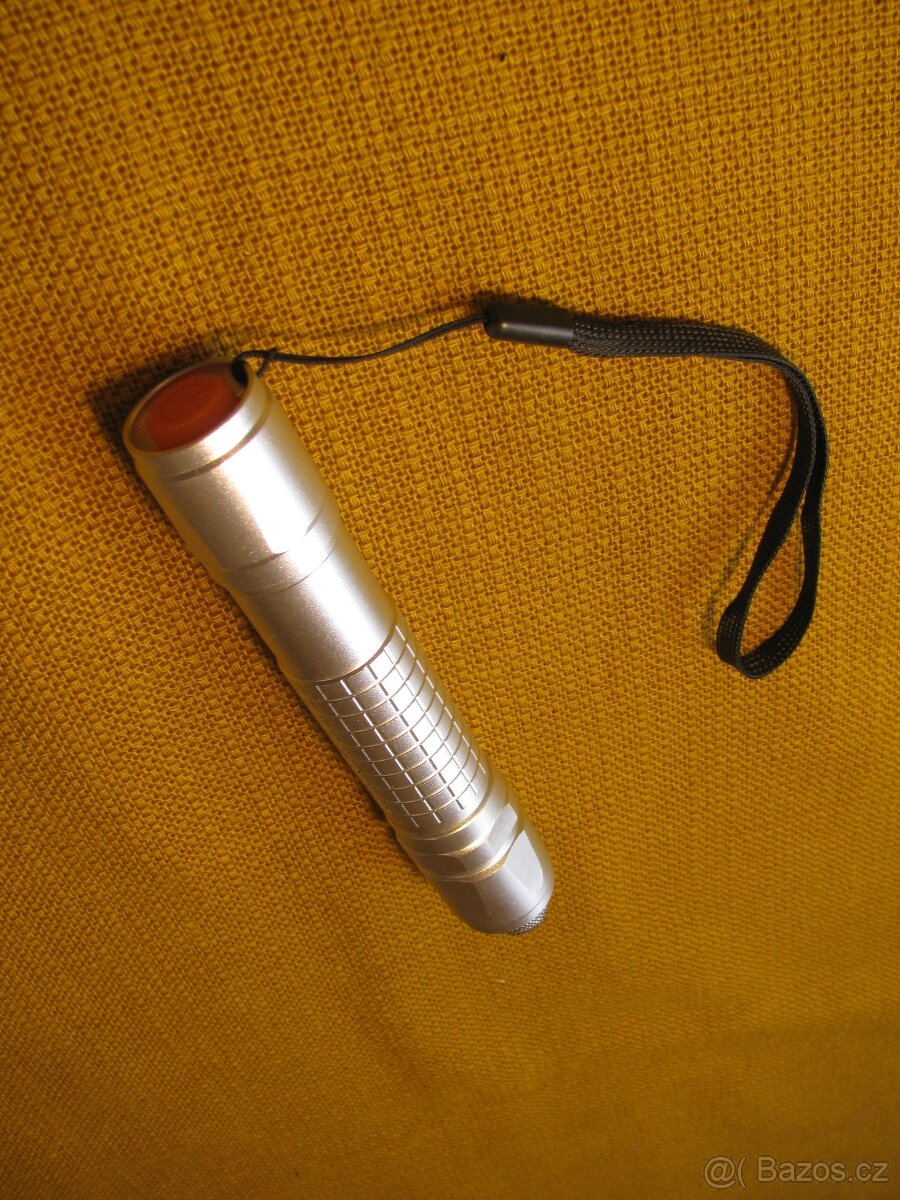 Silný LASER ~5 Km fialova barva paprsku , nový