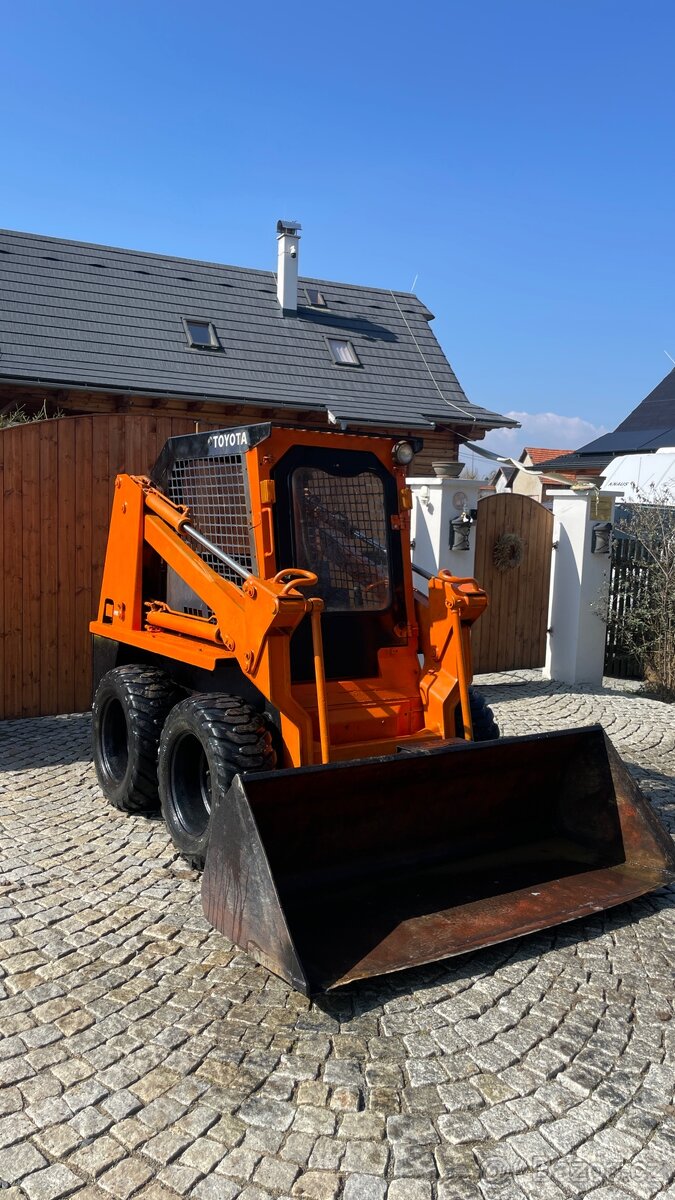 PRONÁJEM - SMYKOVÝ NAKLADAČ TOYOTA 2SDK8