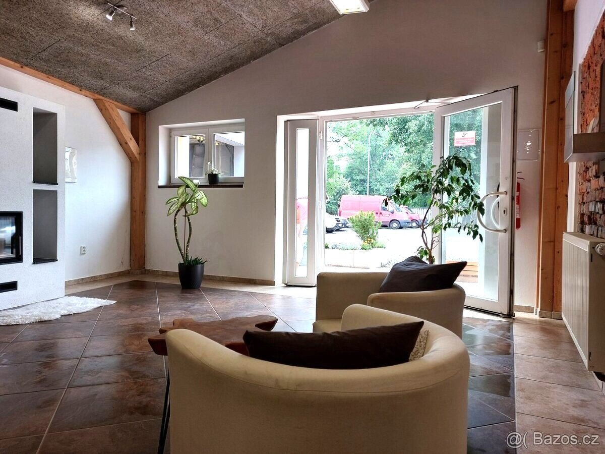 Pronájem obchodních prostor o celkové ploše 105 m2 s kancelá