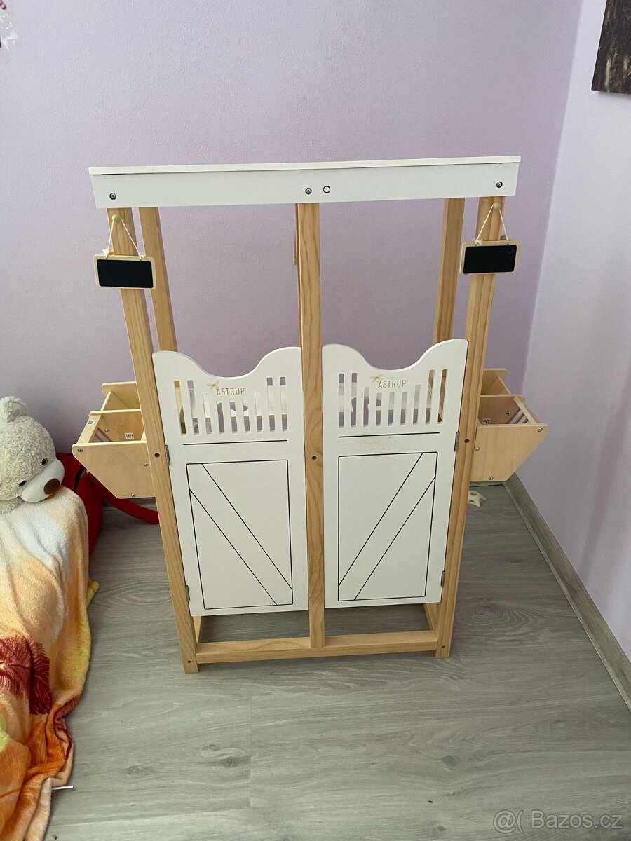 Dřevěná stáj s koníkem REZERVACE