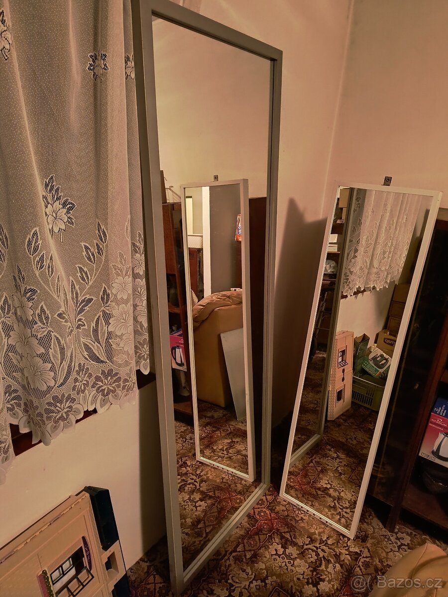 Velké zrcadlo v dřevěném rámu .