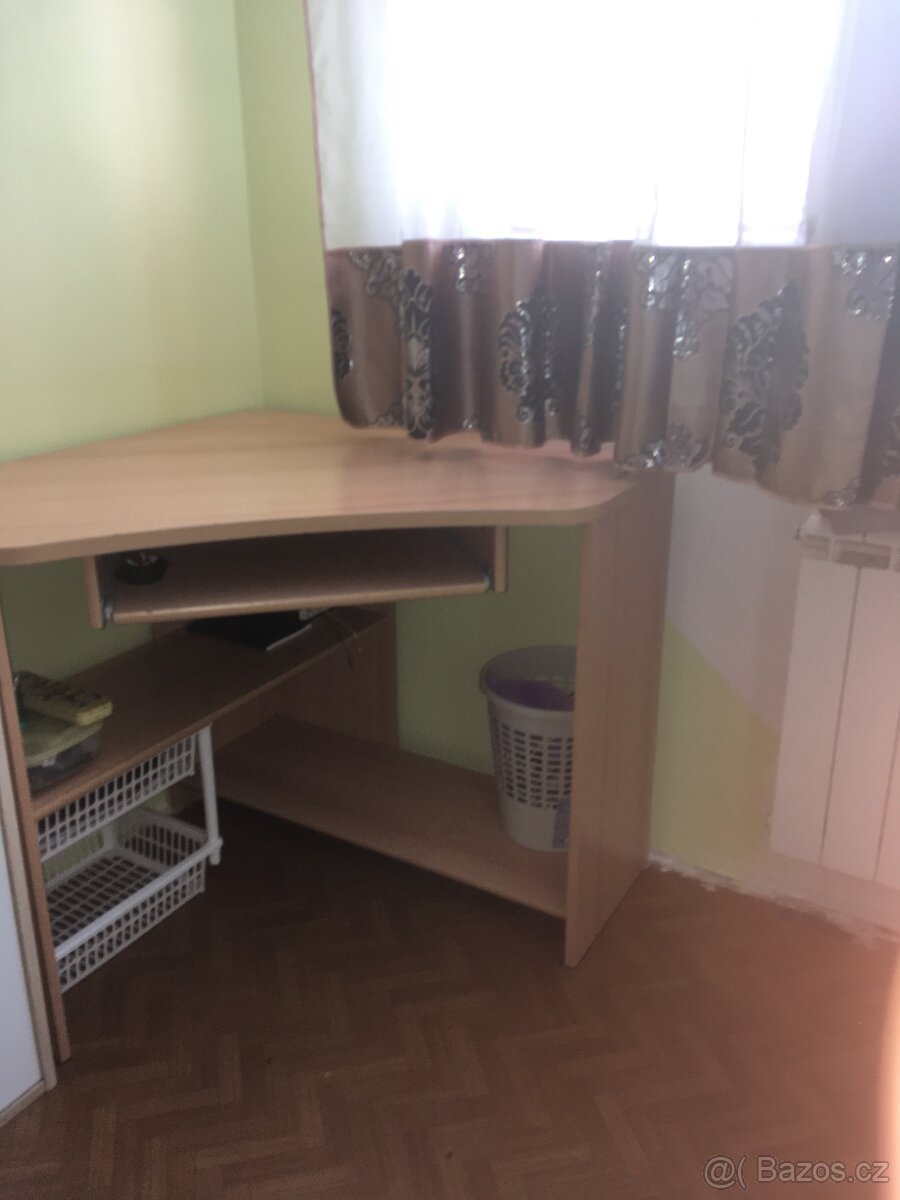 Psací stůl  s točící židli