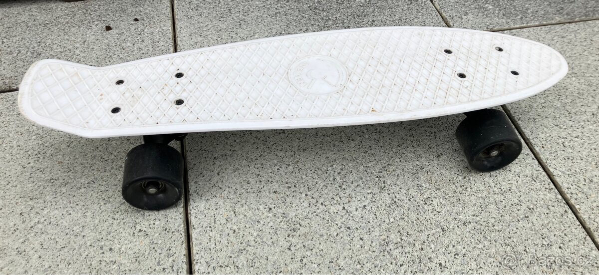 Bílý pennyboard značky Seven