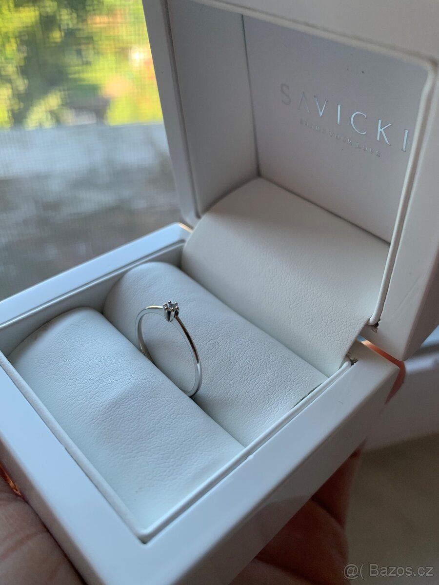 Zásnubní prsten, bílé zlato, diamant.