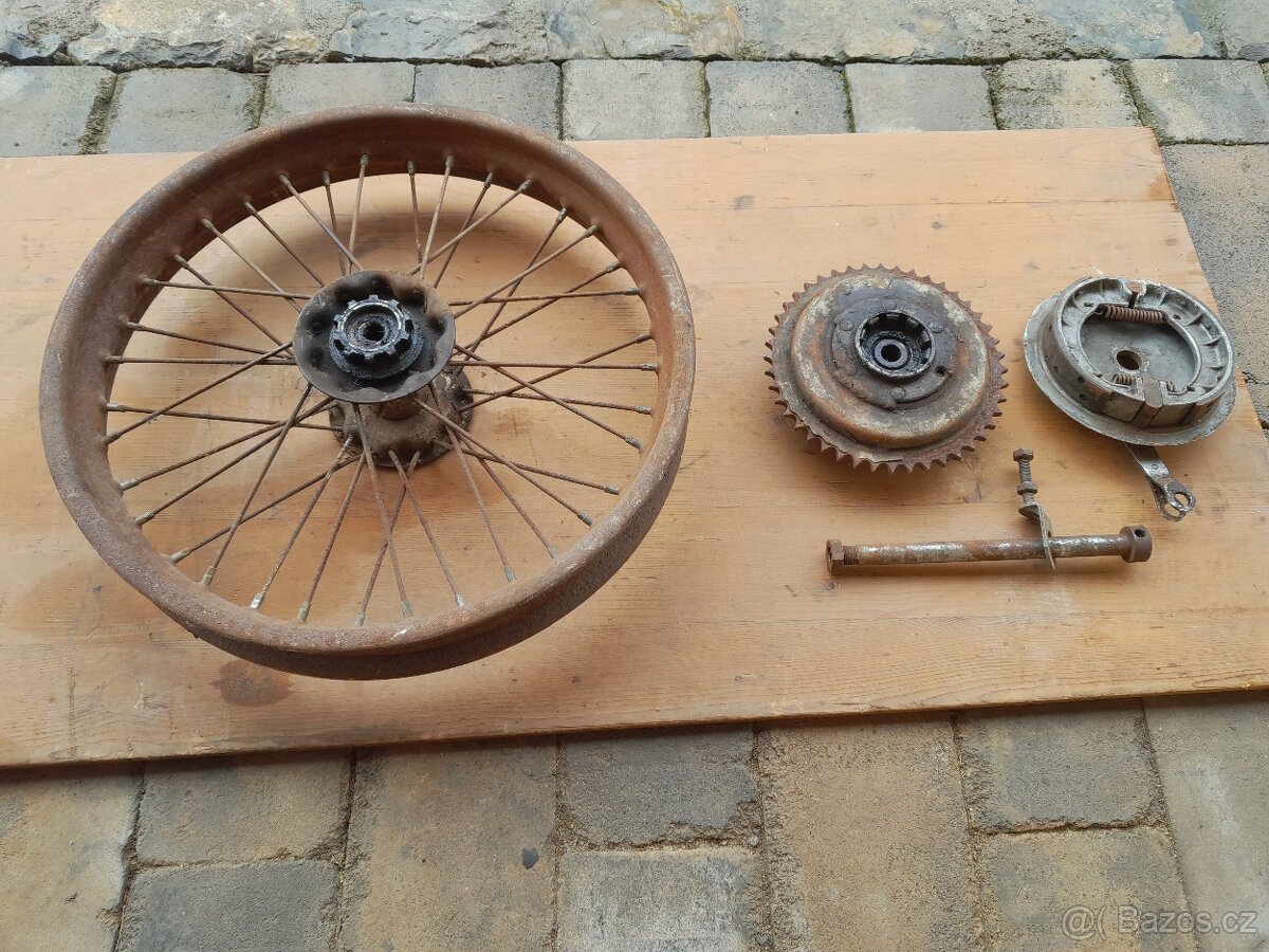 Kola na malou Jawu  kývačku - půlbuben