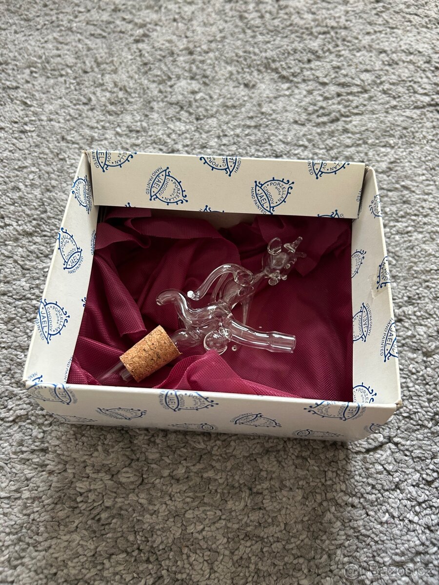 Skleněný nálevka na víno