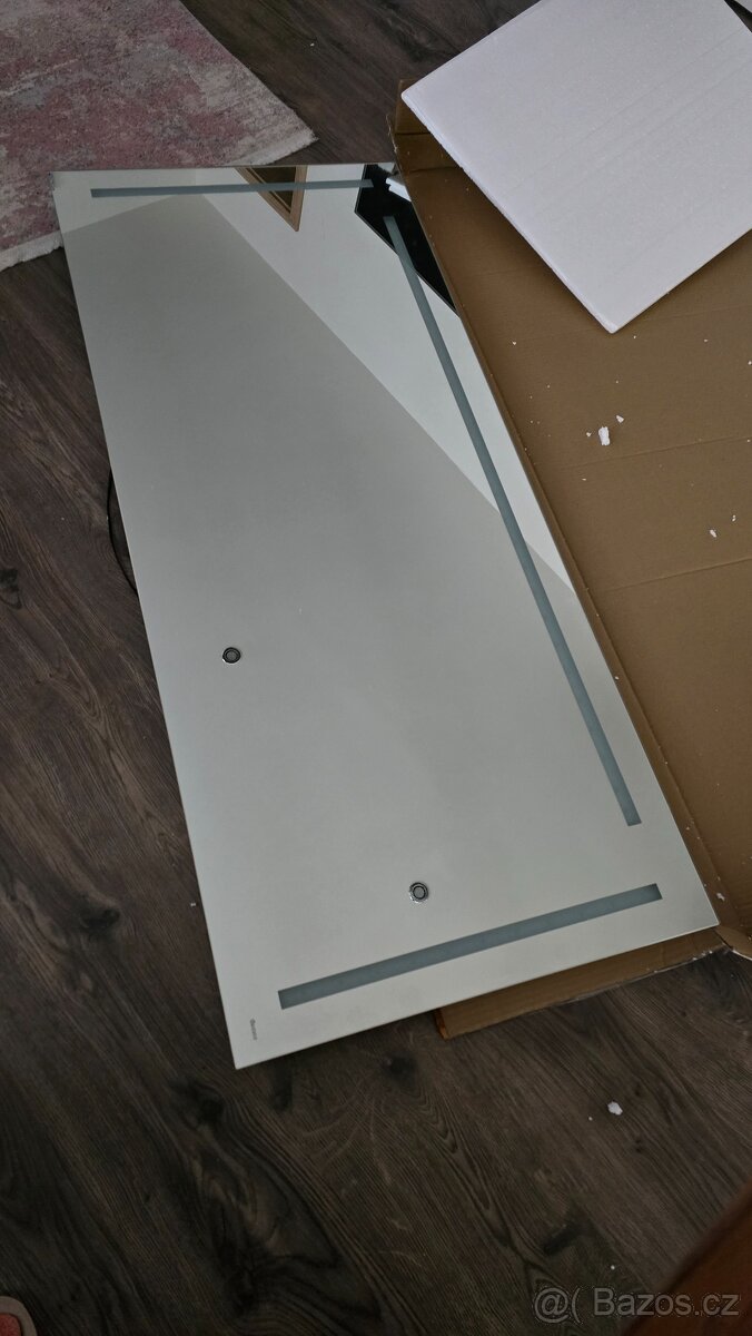 Velké zrcadlo - osvětlení nefunkční