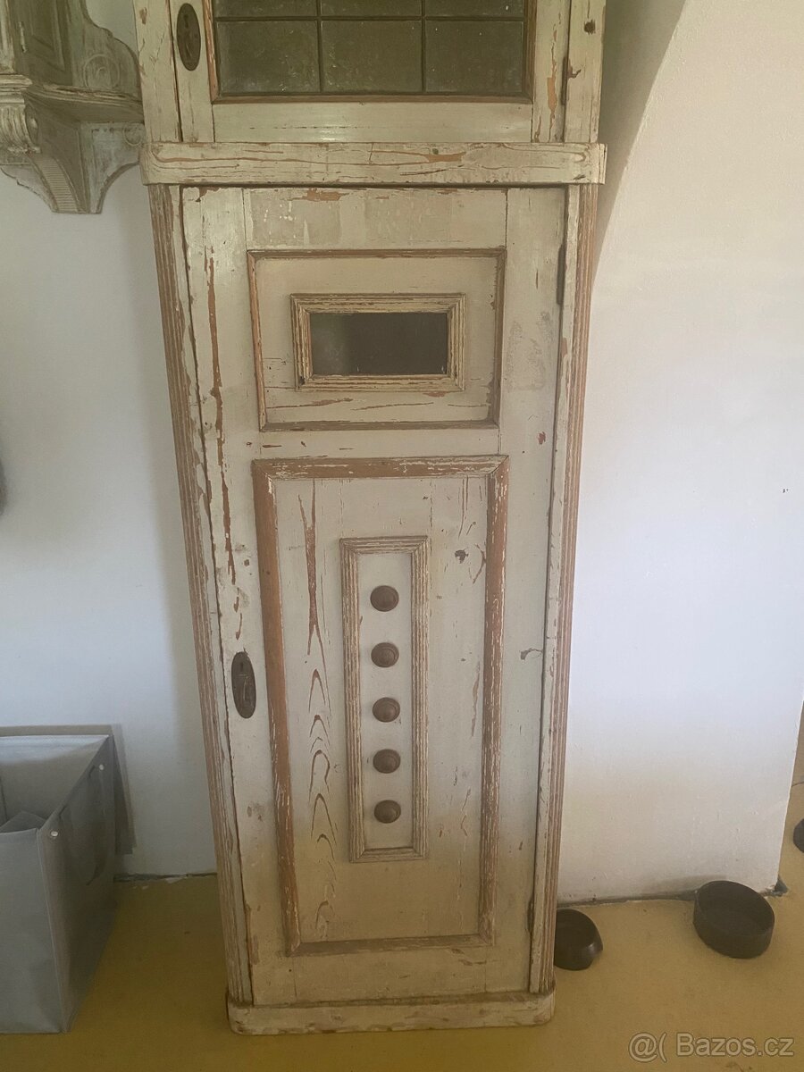 Starožitná skříň s policemi