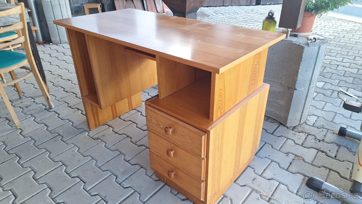 Dřevěný psací stůl