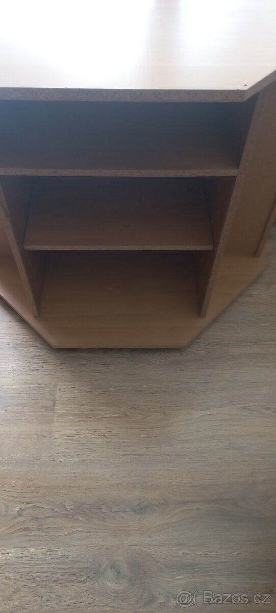 Tv stolek na koleckach v 74.