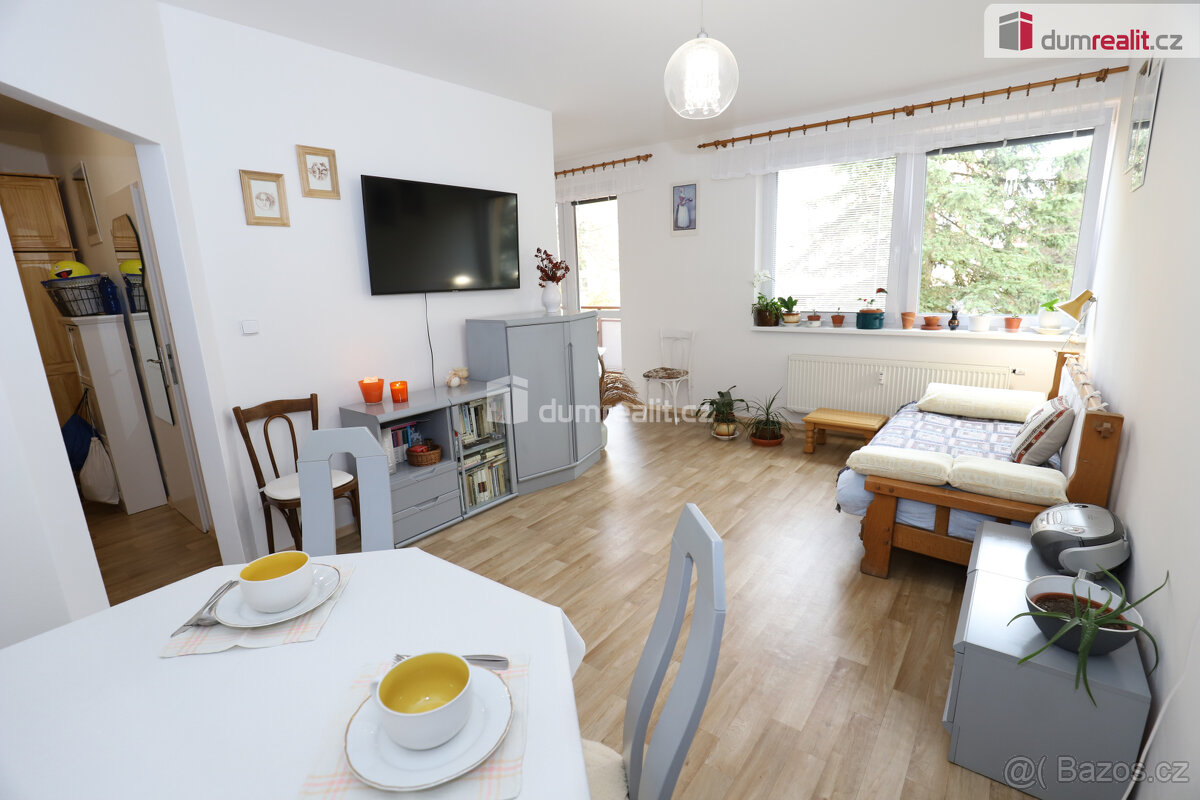 Krásný slunný byt 2+1/B/S v prvním patře cihlové novostavby 