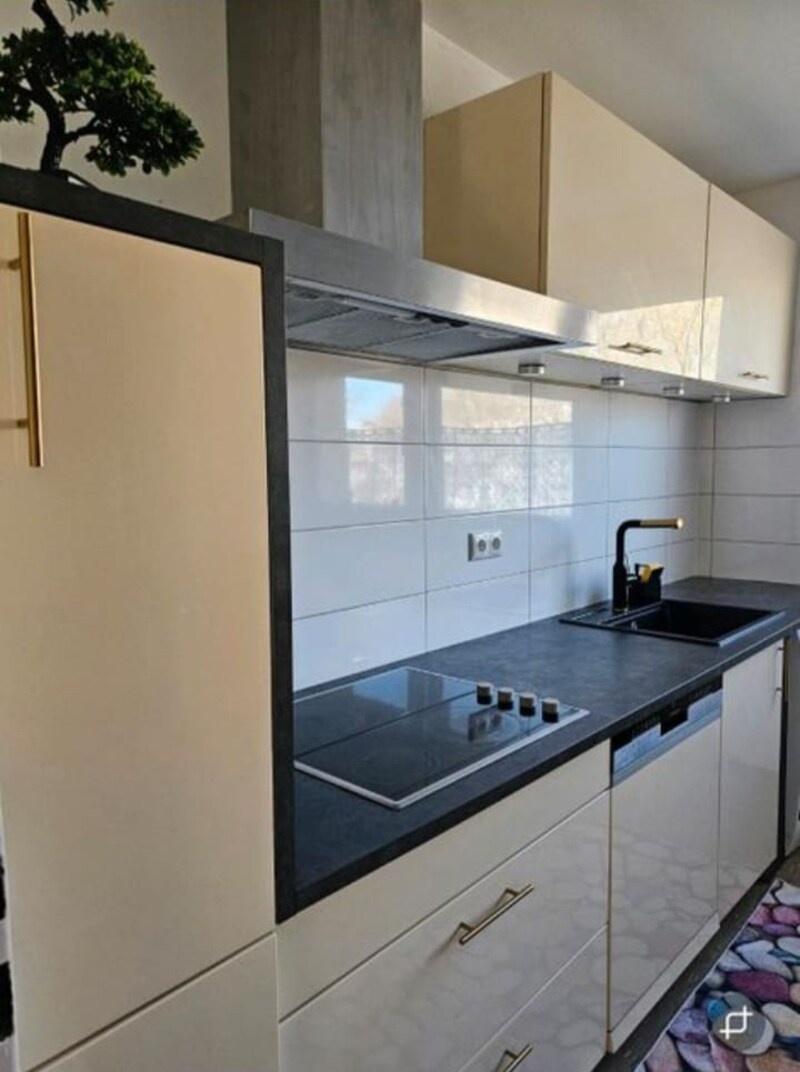 Moderní lesklá kuchyně se sotřebiči,5720