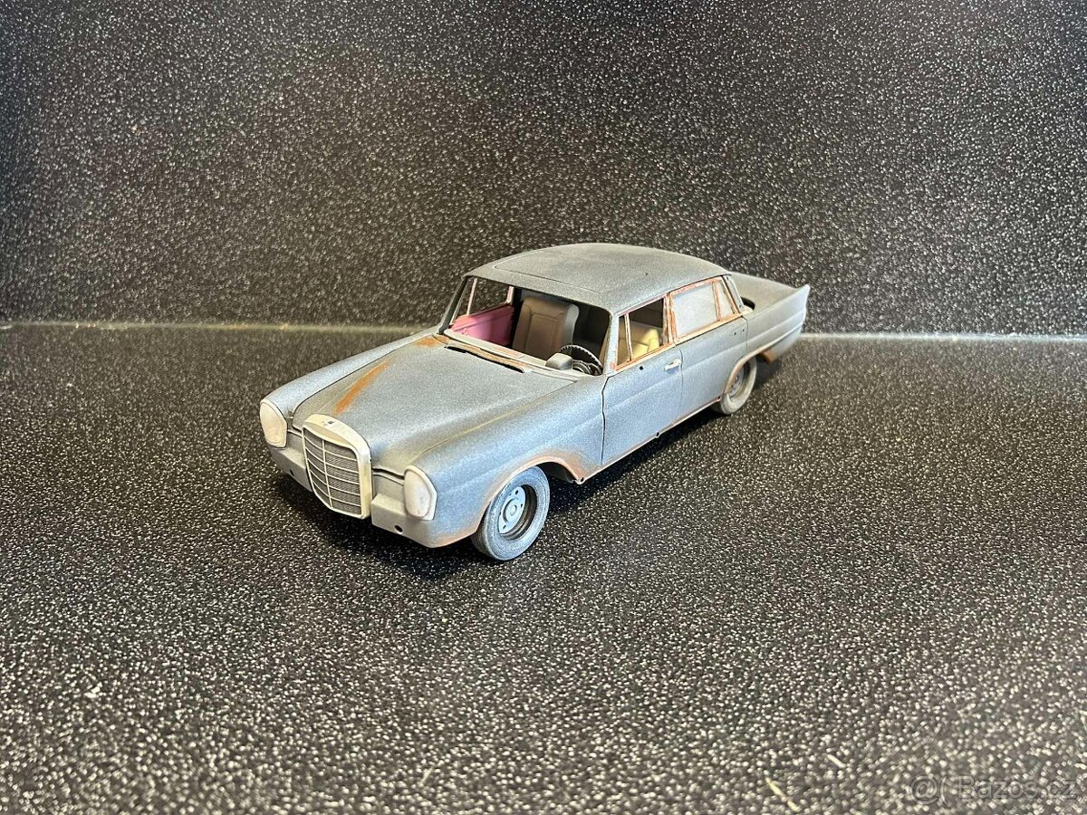 Mercedes Benz W111 220 SE heckflosse barn find 1:18