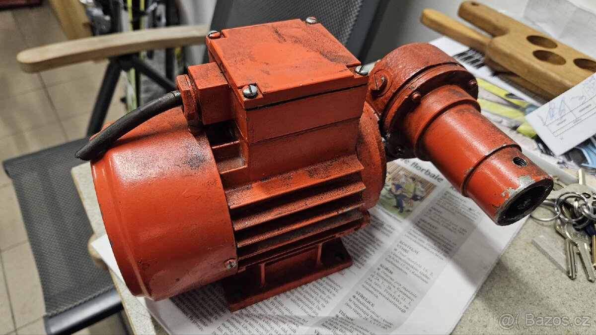 Elektromotor mez Mohelnice 3f s převodovkou