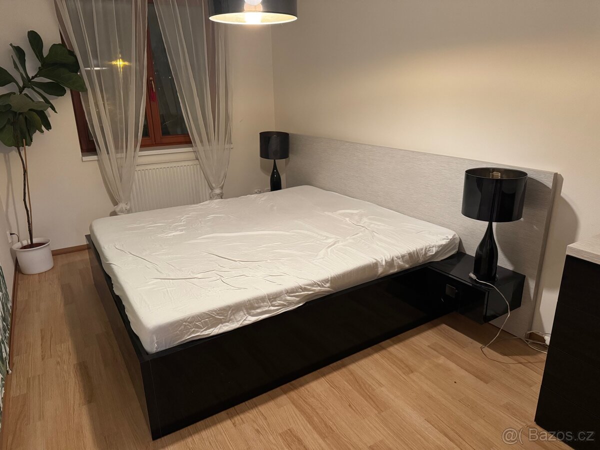 Postel s nočními stolky a matraci