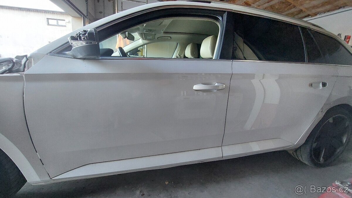 Superb III levé přední dveře 9P bílá candy