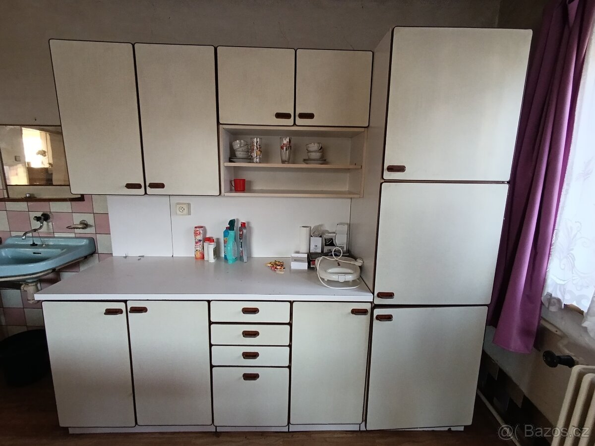 Kuchyňská linka + stůl+ skříně