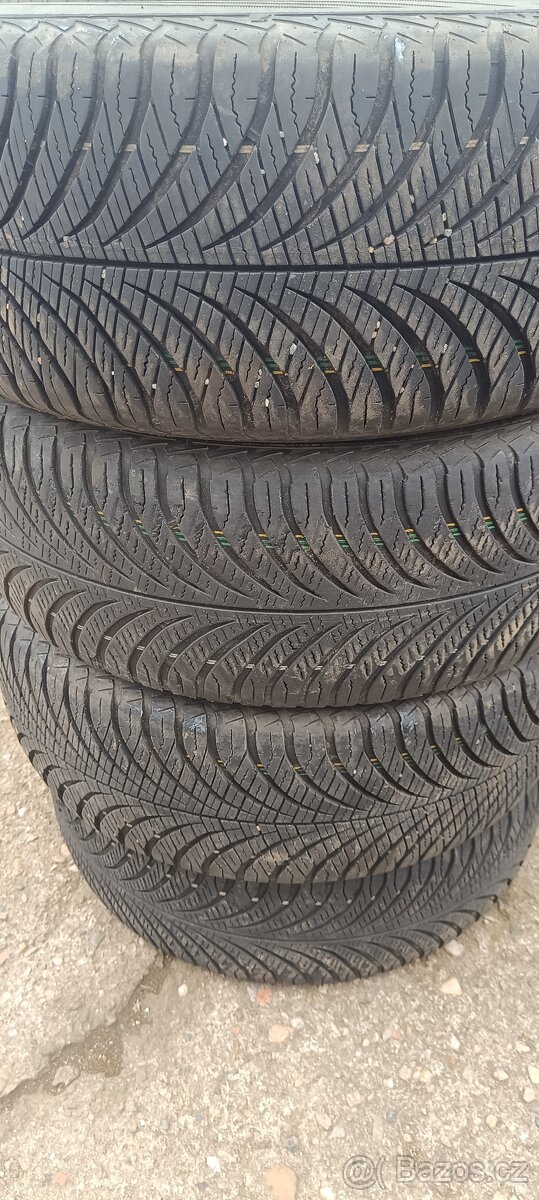 Goodyear 215/55R17 94V Celoroční
