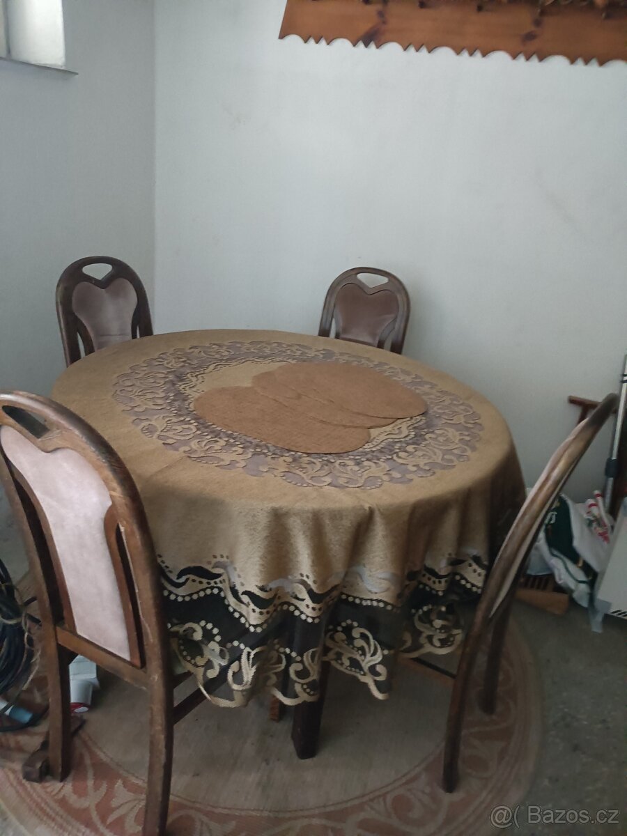 Kulatý stůl s dřevěnými ručně dělanými židlemi