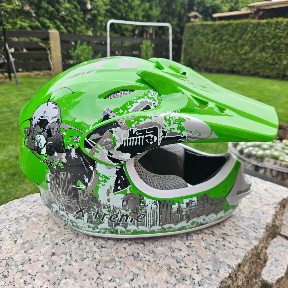 Dětská helma na motorku