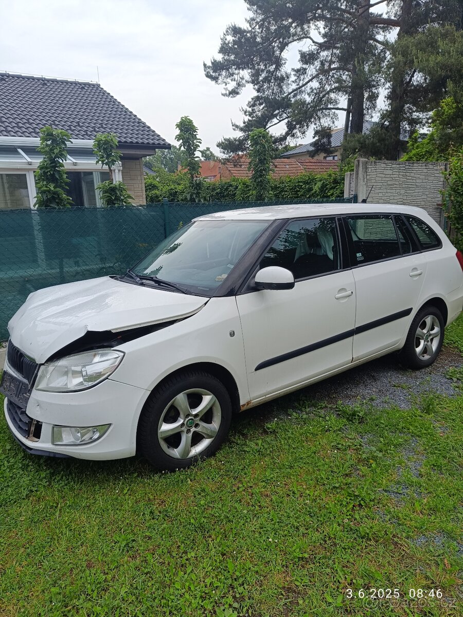 Havarovaná Škoda Fabia combi 2