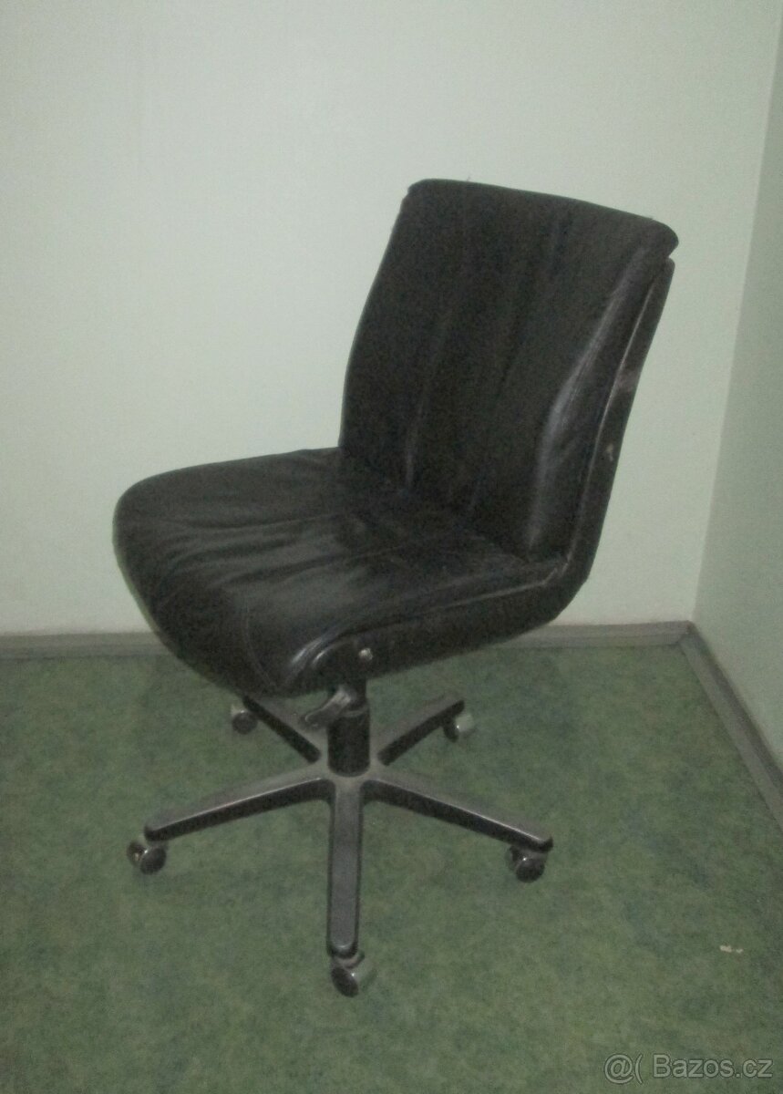 Masivní kožené kancelářské křeslo