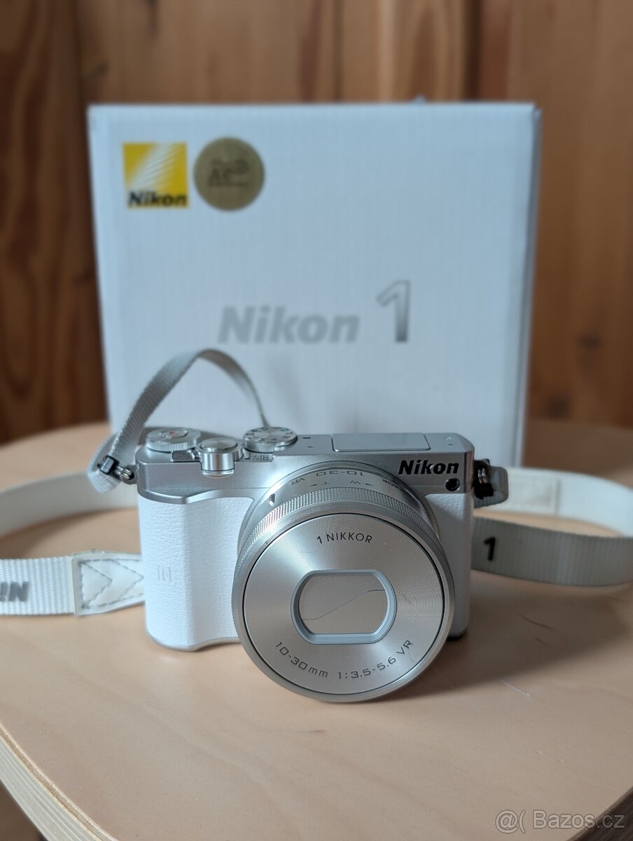 Nikon 1 J4 + 10-30mm