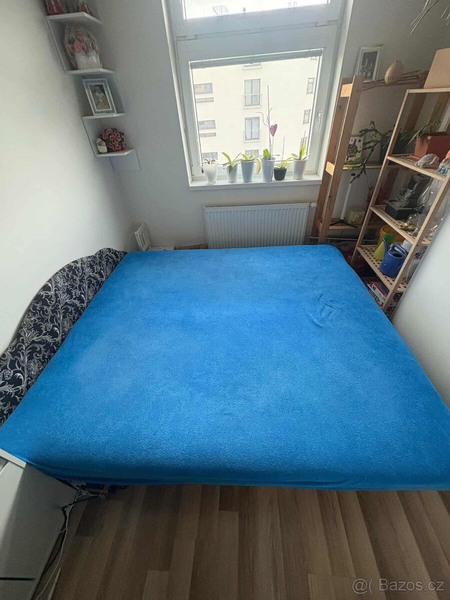 Manželská postel s úložným prostorem