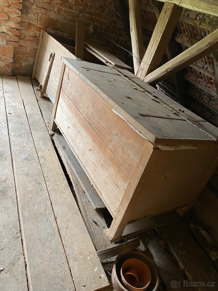 Staré dřevěné truhly