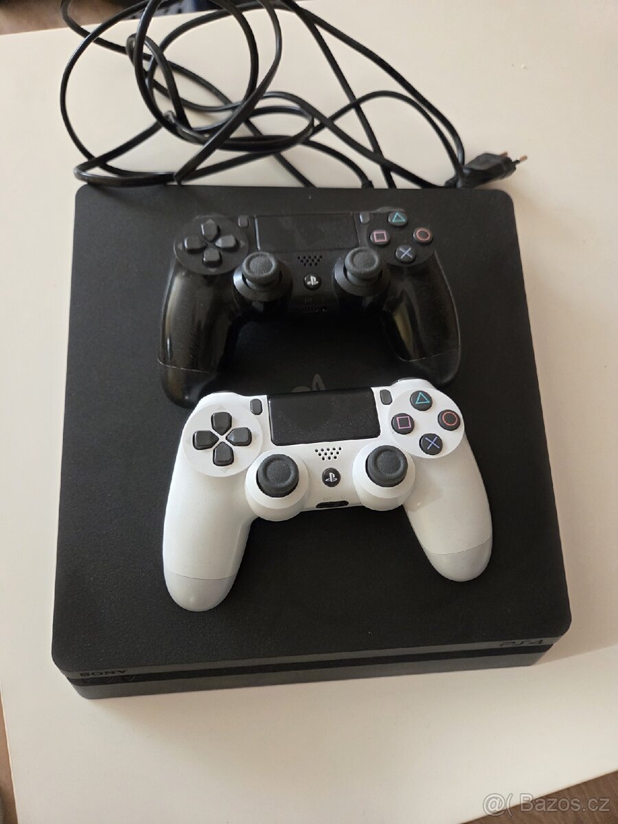 Playstation 4 slim - 500GB + 2 ovladače. Velmi pěkný stav.