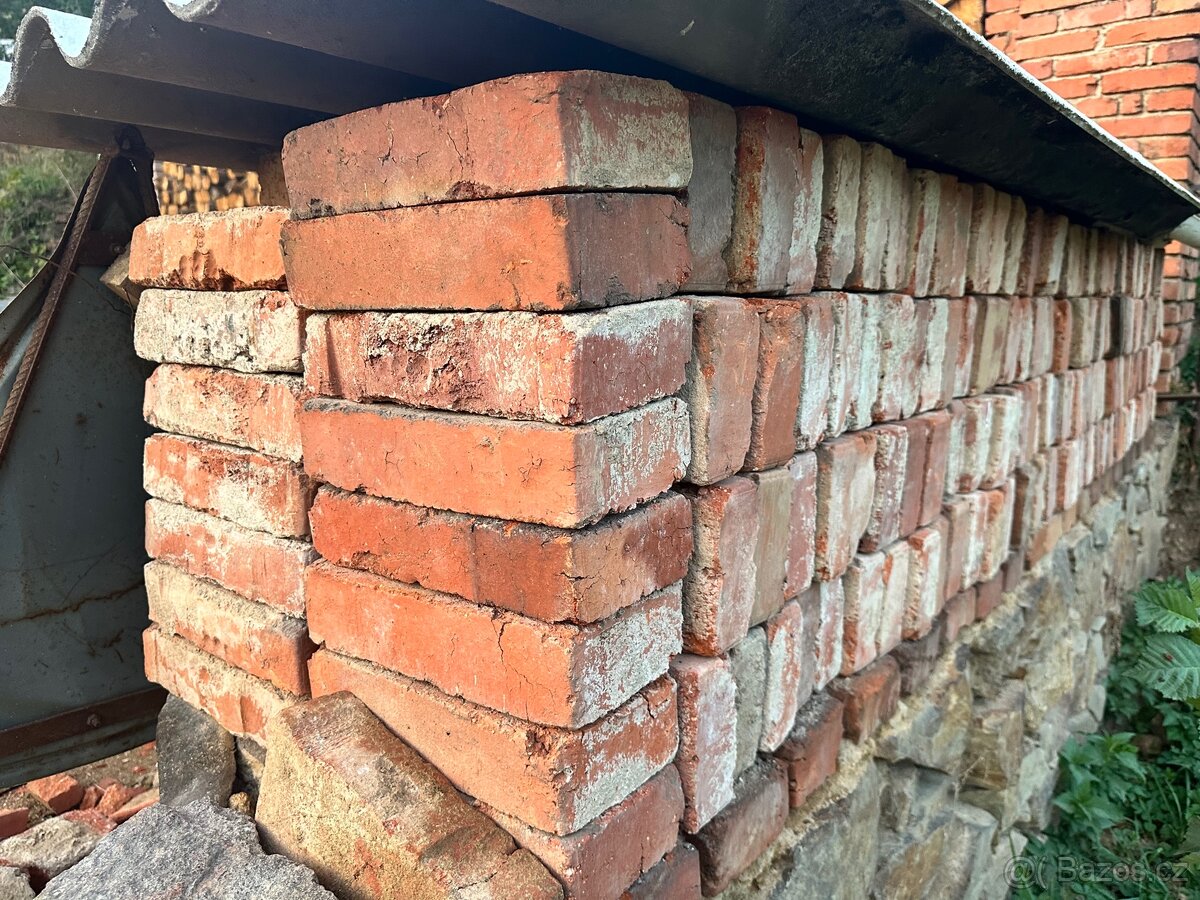 Staré očištěné cihly