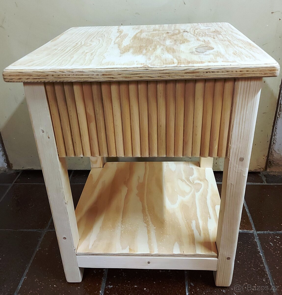 Stolička s úložným prostorem,,