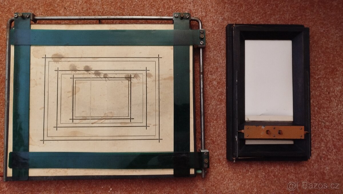 Staré zvětšovací rámečky a řezačka foto