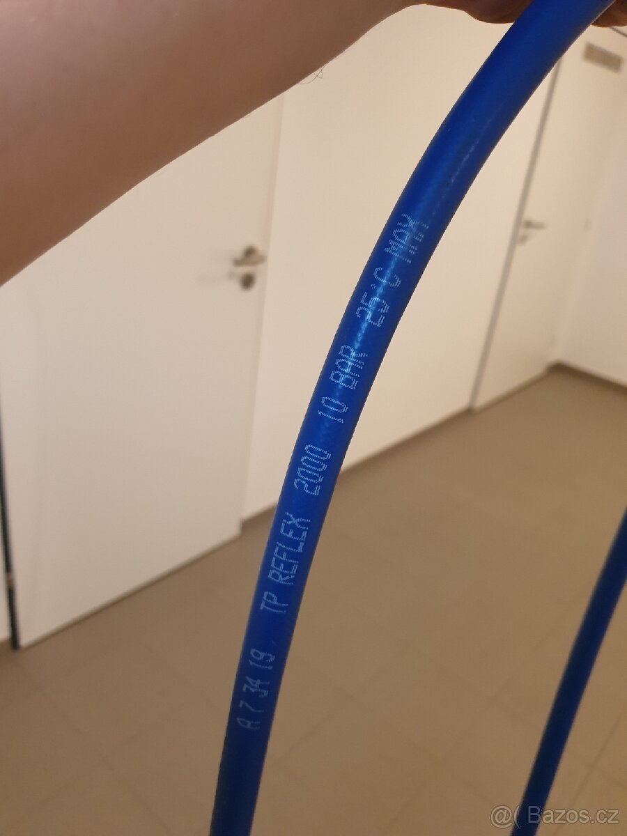 Vysokotlaká hadice k pračce.