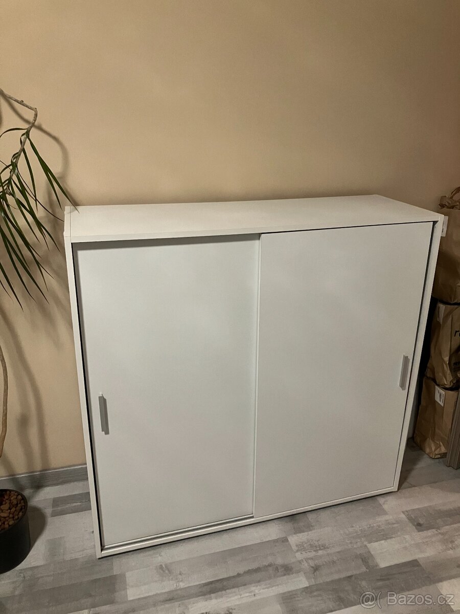 Komoda se šoupacími dveřmi