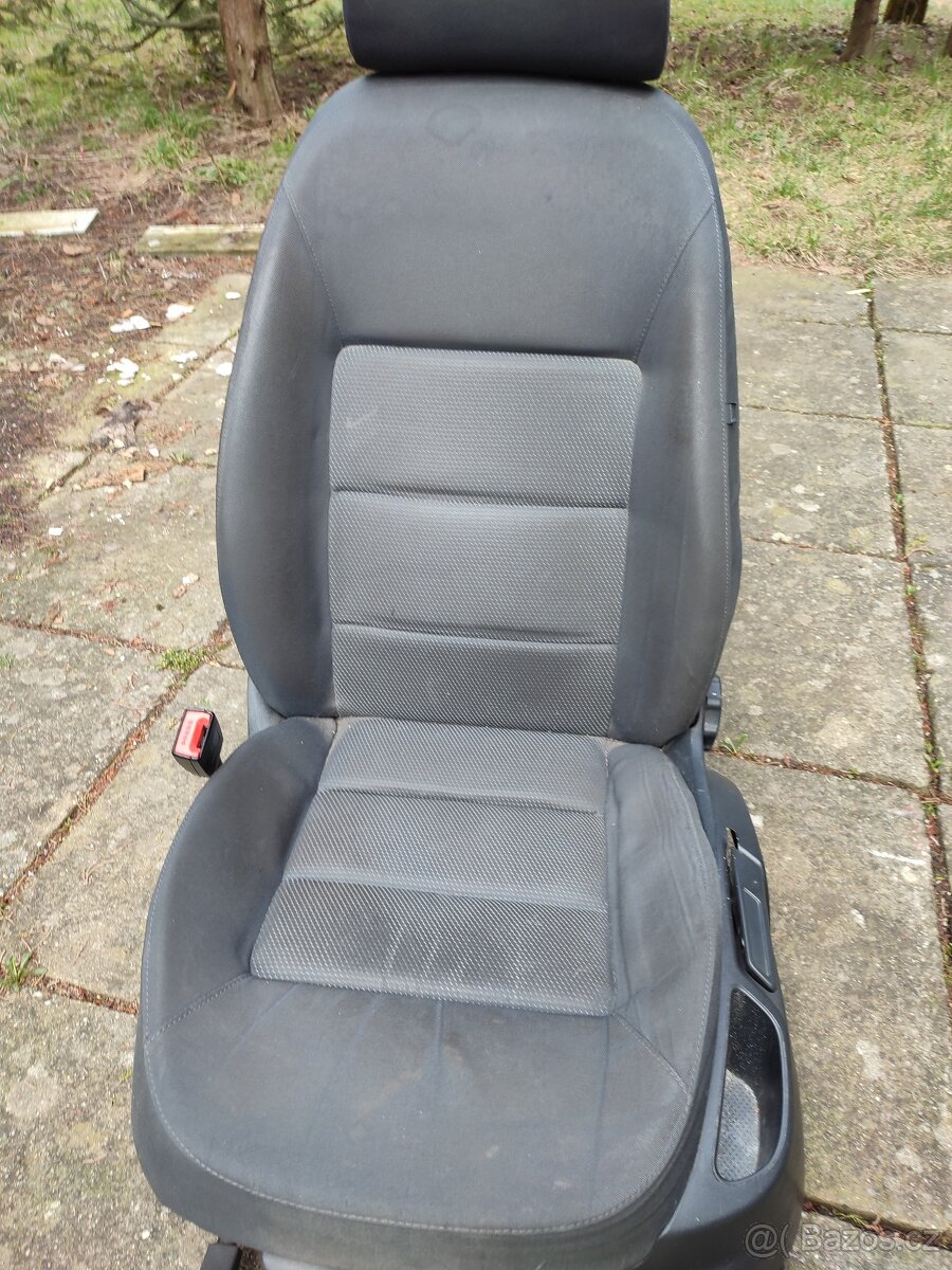 Octavia 2 přední sedačky s airbagem výškově nastavitelné