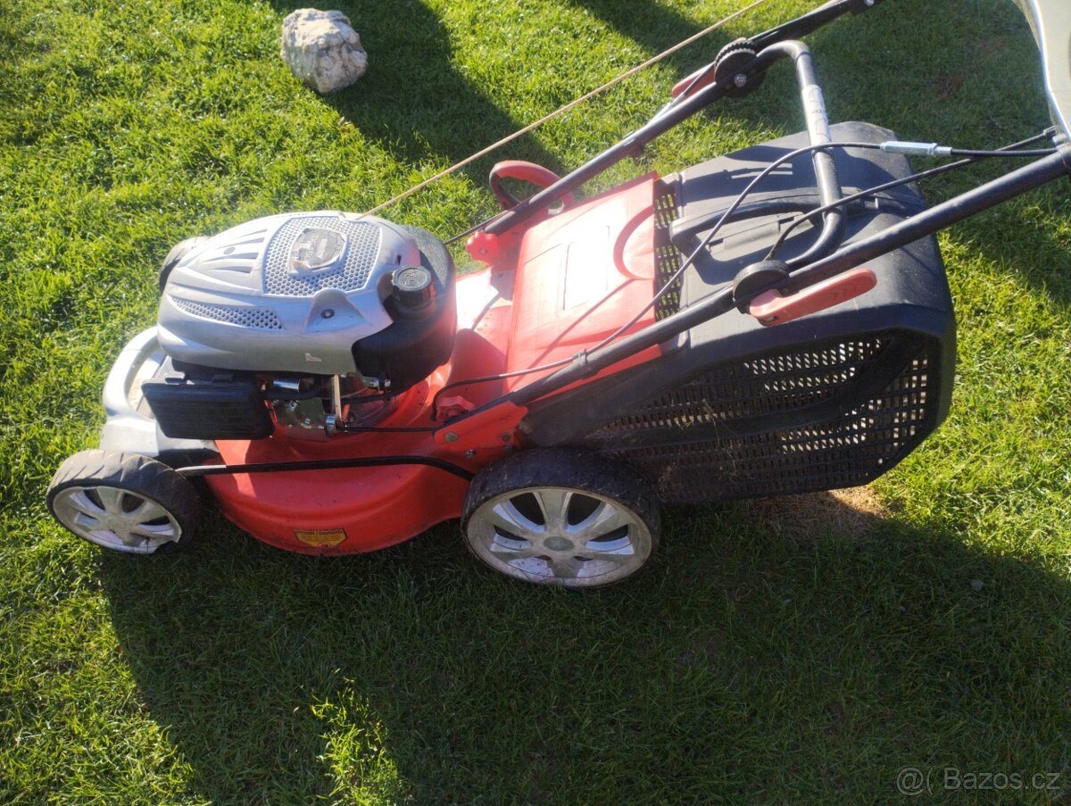 Prodám motorovou sekacku HECHT.