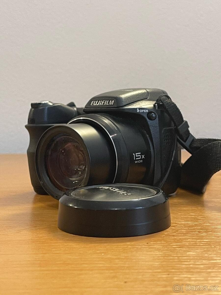 Skvělý funkční digitalní foťak fujifilm finepix s2000hd