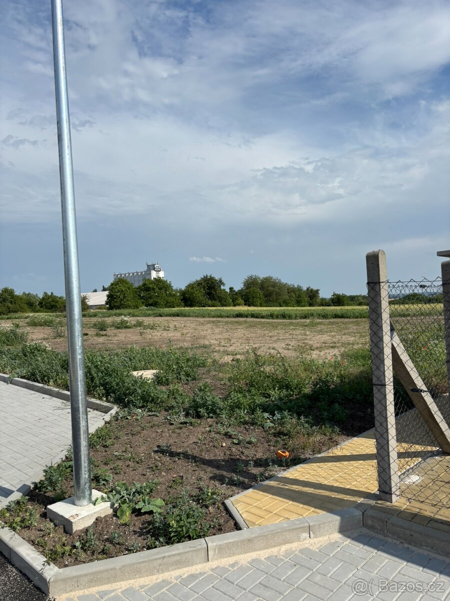 Stavební pozemek 848 m²,zasíťovaný,1 přímý soused(Dobrovice)