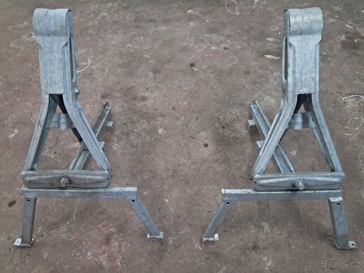 Vzpěry na karavan, plastové okno starší pěkné