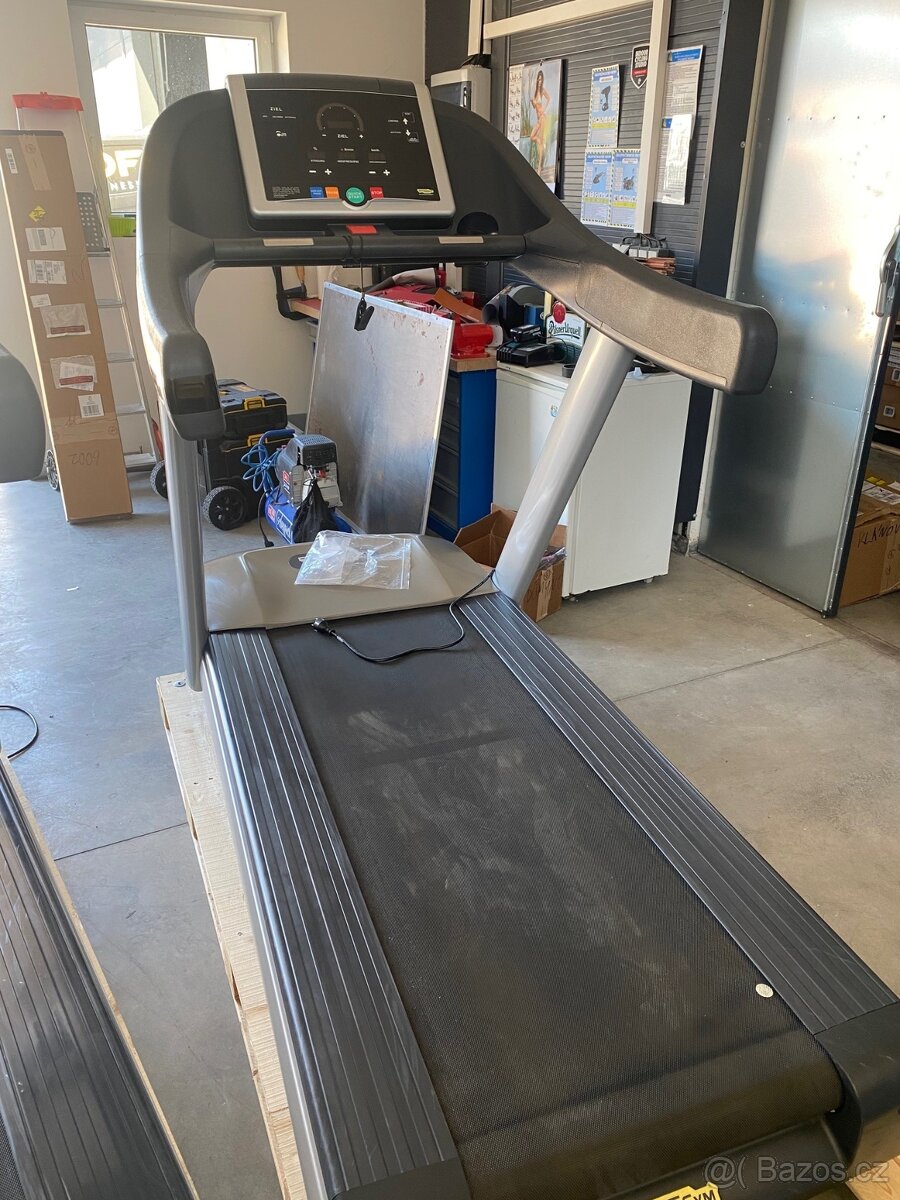 Běhací pás Technogym (2 ks) - lze zakoupit po 1 ks